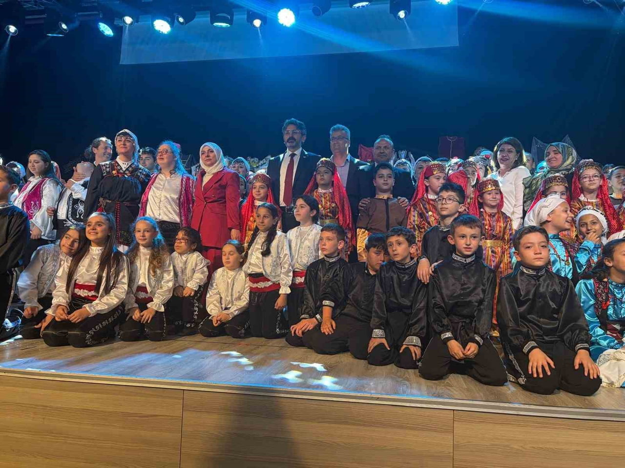 HAYAT BOYU ÖĞRENME HAFTASI ETKİNLİKLERİ KAPSAMINDA DÜZENLENEN HALK OYUNLARI GÖSTERİSİ, GENÇLİK VE...