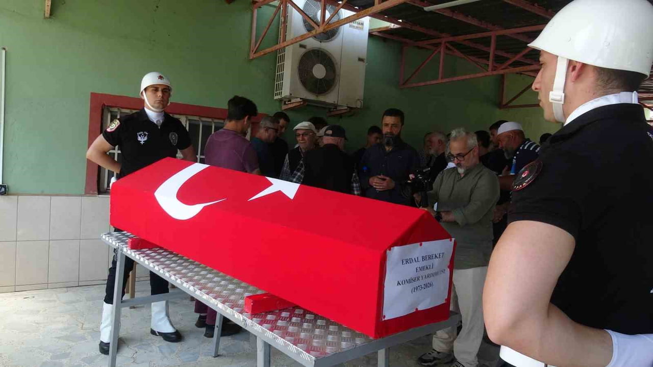 HAYATINI KAYBEDEN EMEKLİ KOMİSER İÇİN BEYLİK CAMİSİ'NDE ÖĞLE NAMAZINI MÜTEAKİP CENAZE TÖRENİ...