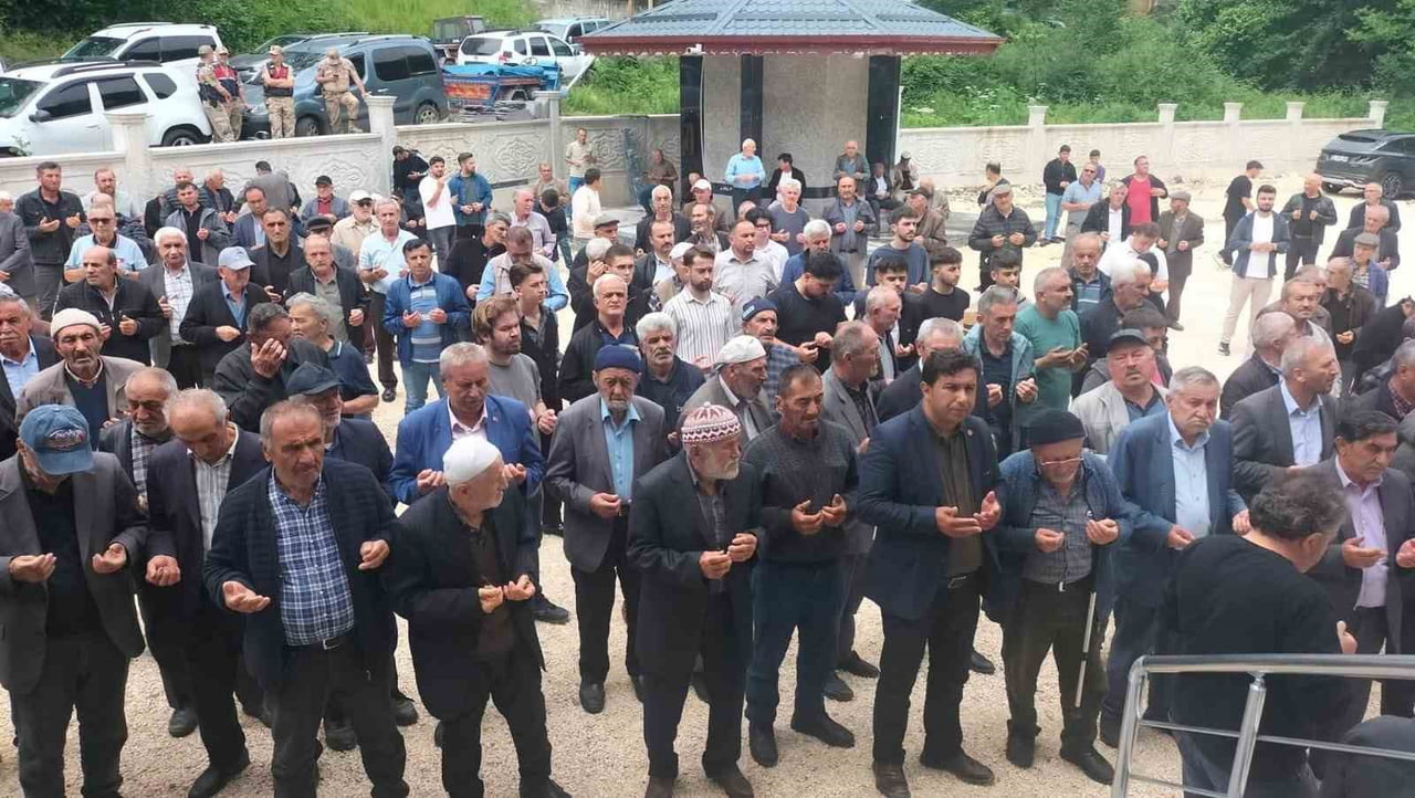 HAYATINI KAYBEDEN EMİNE S. İÇİN FİZME MAHALLESİ'NDE BULUNAN ECELLİ MERKEZİ CAMİİ'NDE CENAZE TÖRENİ...