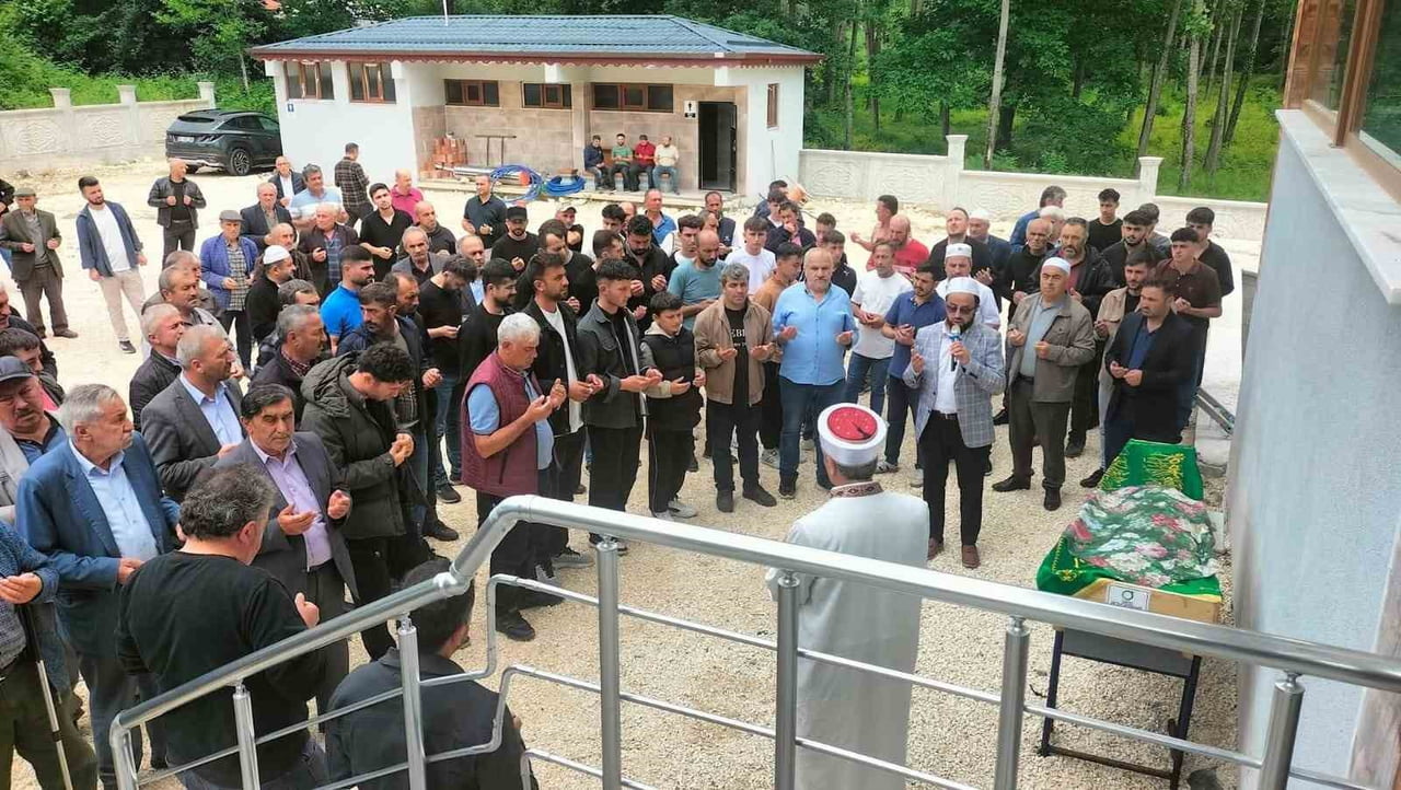 HAYATINI KAYBEDEN EMİNE S. İÇİN FİZME MAHALLESİ'NDE BULUNAN ECELLİ MERKEZİ CAMİİ'NDE CENAZE TÖRENİ...
