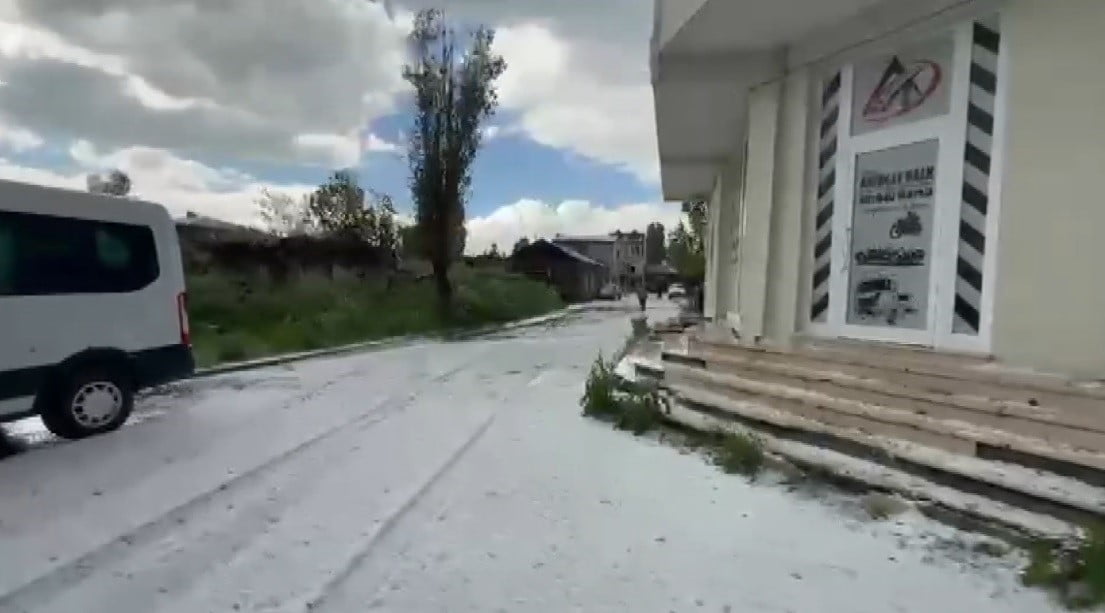 HAZİRANDA KIŞ ŞOKU! KARS’A DOLU YAĞDI, VATANDAŞLAR KAR TEMİZLER GİBİ KÜREK SALLADI