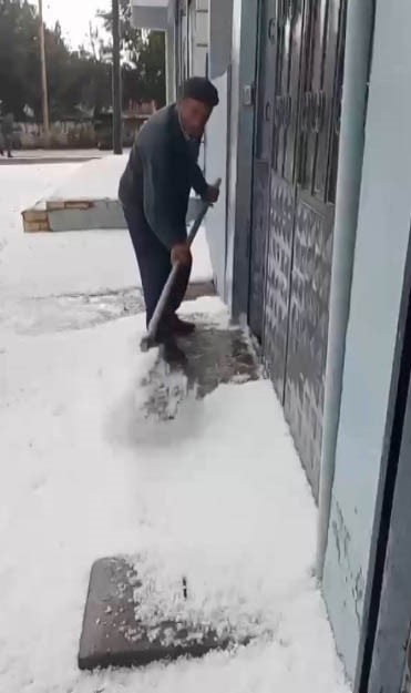 HAZİRANDA KIŞ ŞOKU! KARS’A DOLU YAĞDI, VATANDAŞLAR KAR TEMİZLER GİBİ KÜREK SALLADI