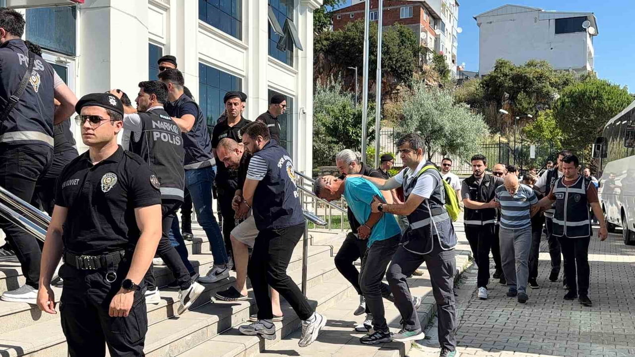 HELİKOPTER VE ÖZEL HAREKAT DESTEKLİ BASKIN SONRASI 29 ŞÜPHELİ ADLİYEYE GETİRİLDİ
