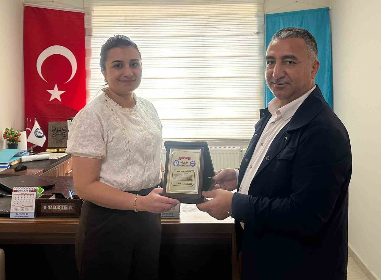 HEMŞİRE EMİNE ÖZTOPRAK'A PLAKET VERİLDİ