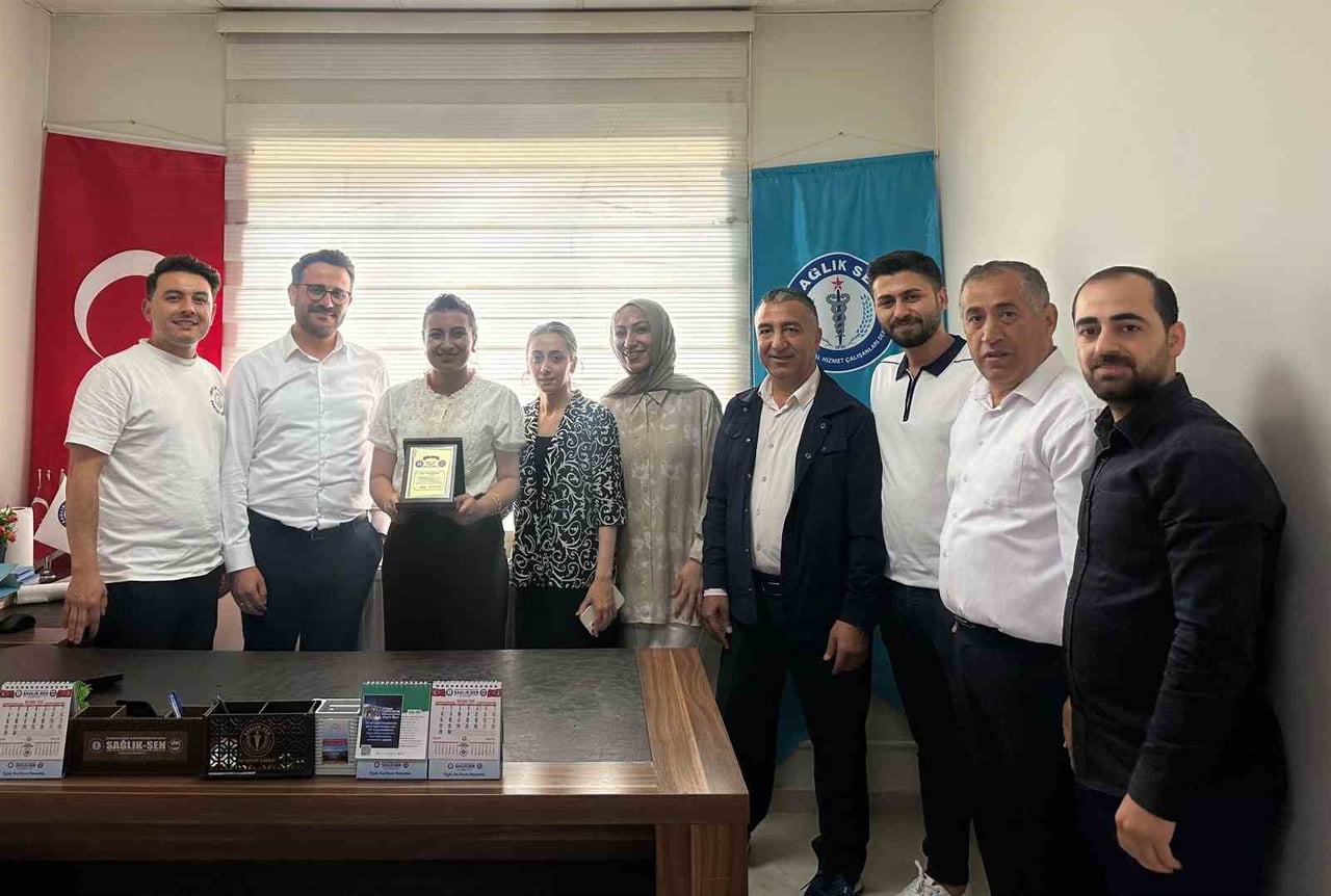 HEMŞİRE EMİNE ÖZTOPRAK, TAYİNİNİN İSTANBUL'A ÇIKMASININ ARDINDAN MESAİ ARKADAŞLARI VE SENDİKA...