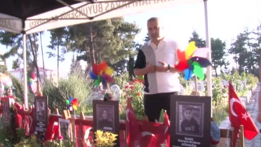Her gün mezarlığa gelen acılı babalar evlatlarını Babalar Gününde de yalnız bırakmadı