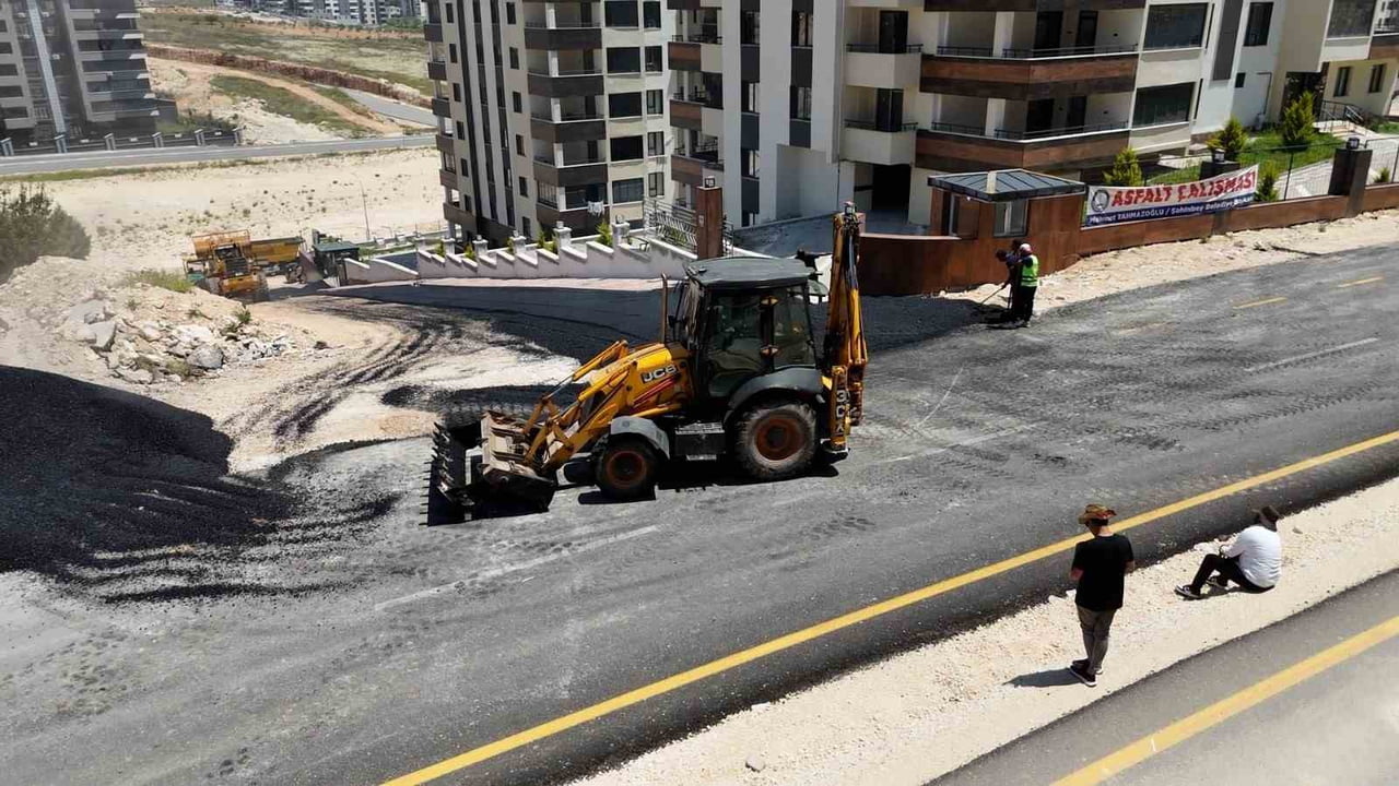 HER YIL İLÇE GENELİNDE YAPTIĞI ASFALT ÇALIŞMALARINI ARTTIRARAK SÜRDÜREN ŞAHİNBEY BELEDİYESİ...