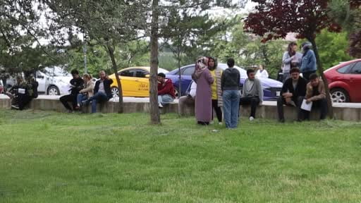 Herkes sandalye getirdi, o çadır kurdu