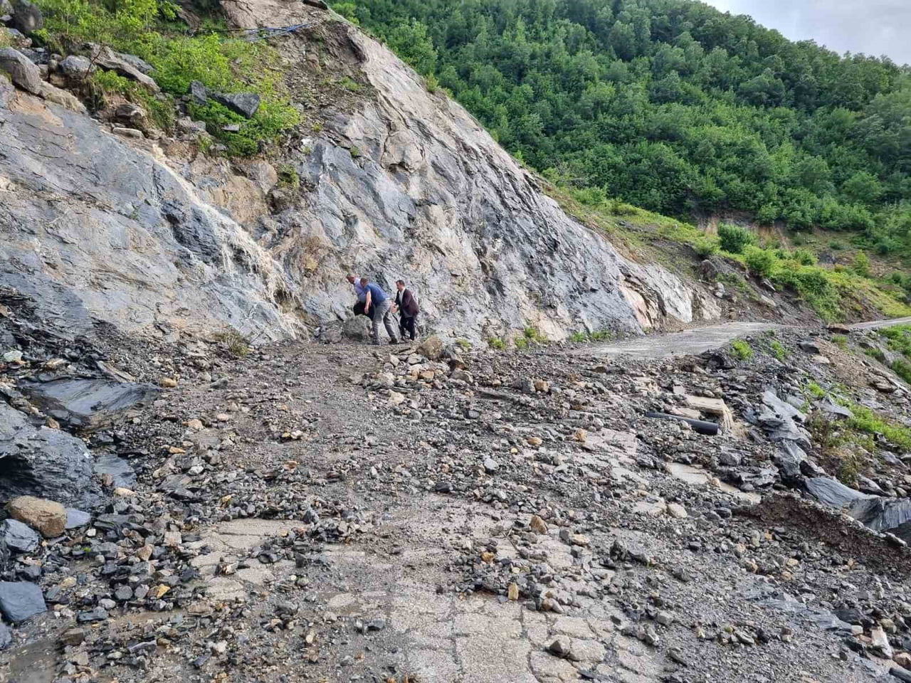 HEYELAN NEDENİYLE KAPANAN KÖY YOLUNDA VATANDAŞLAR HALATLARLA KARŞIYA GEÇTİ