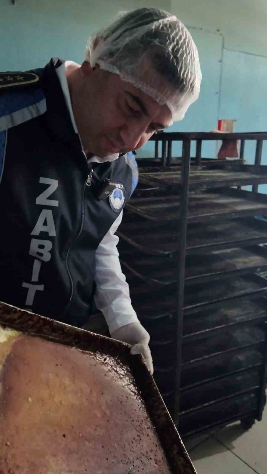 HİJYEN ŞARTLARINI HİÇE SAYAN BÖCEKLERİN GEZİNDİĞİ İŞLETMEYE TEPKİ GÖSTEREN ZABITA MÜDÜRÜ, "ŞUNUN...