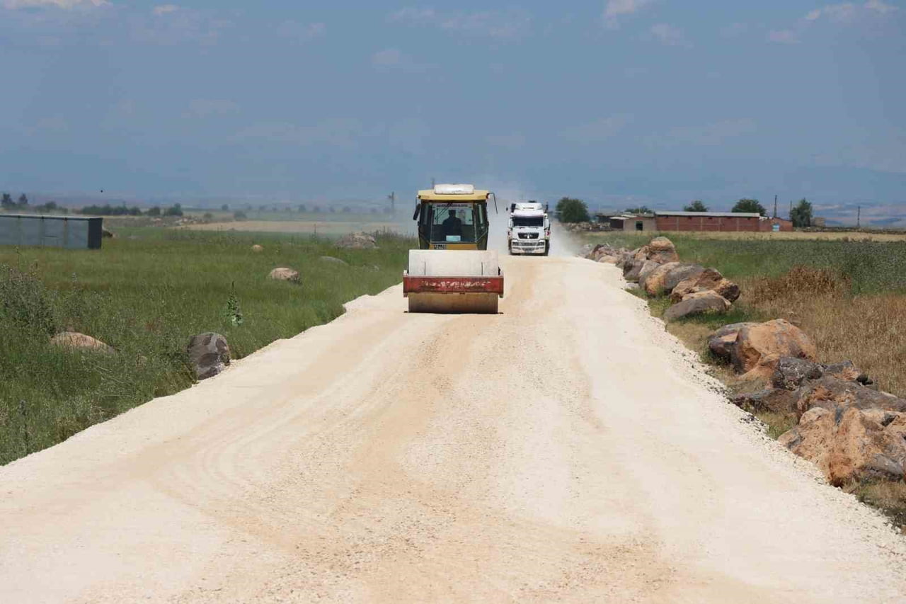 HİLVAN KIRSALINDA YOLLAR YENİLENİYOR