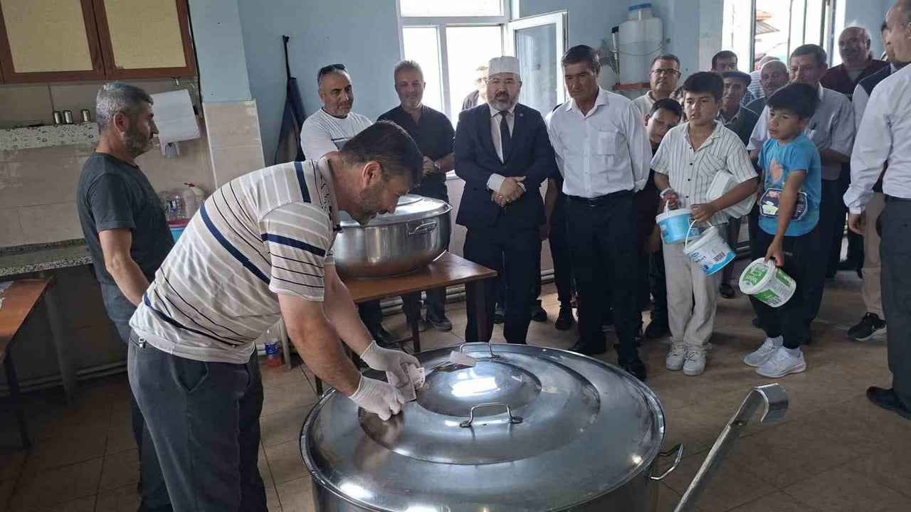 HİSARCIK KUTLUHALLAR KÖYÜNDE AŞURE GELENEĞİ SÜRDÜRÜLÜYOR