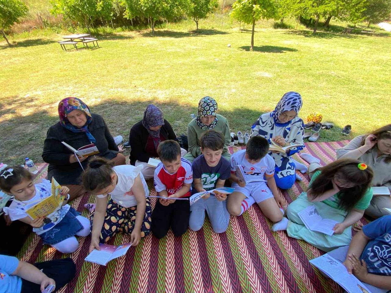 HİSARCIK’TA ÖĞRENCİ İLE VELİLERİN DOĞADA KİTAP OKUMA ETKİNLİĞİ