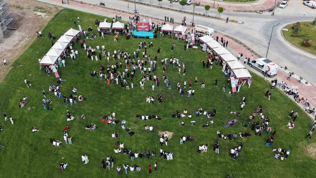 HİTİT ÜNİVERSİTESİ KUZEY KAMPÜSÜNDE DÜZENLENEN PROGRAM DRONLA HAVADAN GÖRÜNTÜLENDİ