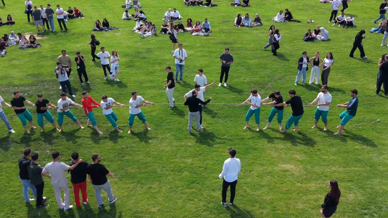 HİTİT ÜNİVERSİTESİ KUZEY KAMPÜSÜNDE DÜZENLENEN PROGRAM DRONLA HAVADAN GÖRÜNTÜLENDİ