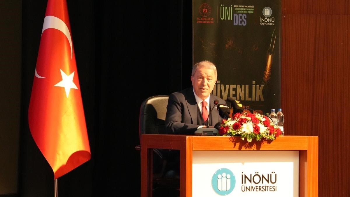 HULUSİ AKAR, "BÖLGESEL KRİZLER VE TÜRKİYE" BAŞLIKLI KONFERANSTA ÖĞRENCİLERLE BULUŞTU