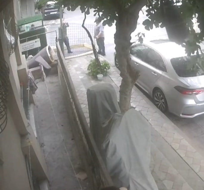 HURDA ARABASIYLA GETİRDİKLERİ ESKİ YATAĞI ÇÖP KONTEYNERİNİN YANINDA PARÇALAYAN KİŞİLER, İÇİNDEKİ...