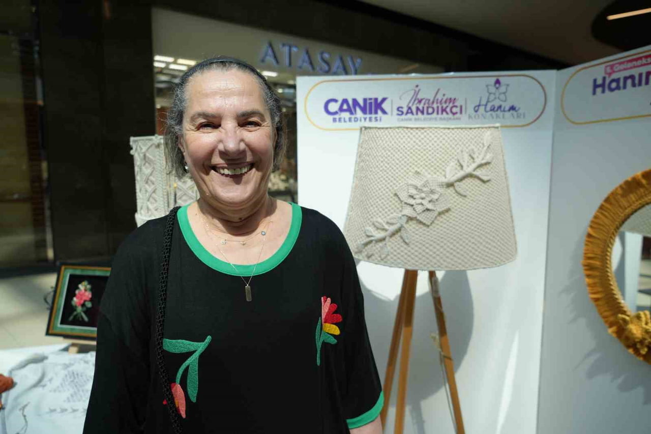 HURİYE KAYNAK, DOKUMA ÇANTALAR, ABAJURLAR VE EL EMEĞİ ÜRÜNLER ÜRETEREK HEM HASTALIKLA...