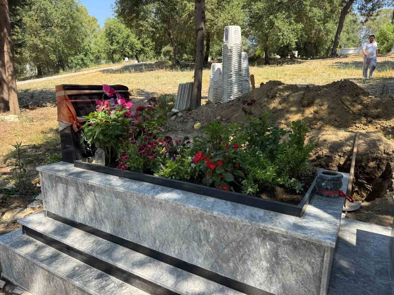 HÜSEYİN OĞUZ, ÇOK SEVDİĞİ KIZININ MEZARININ YANINA DEFNEDİLDİ.