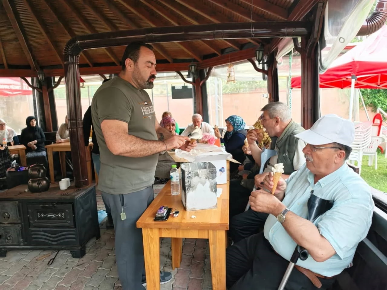 HUZUREVİNDE DONDURMA KEYFİ