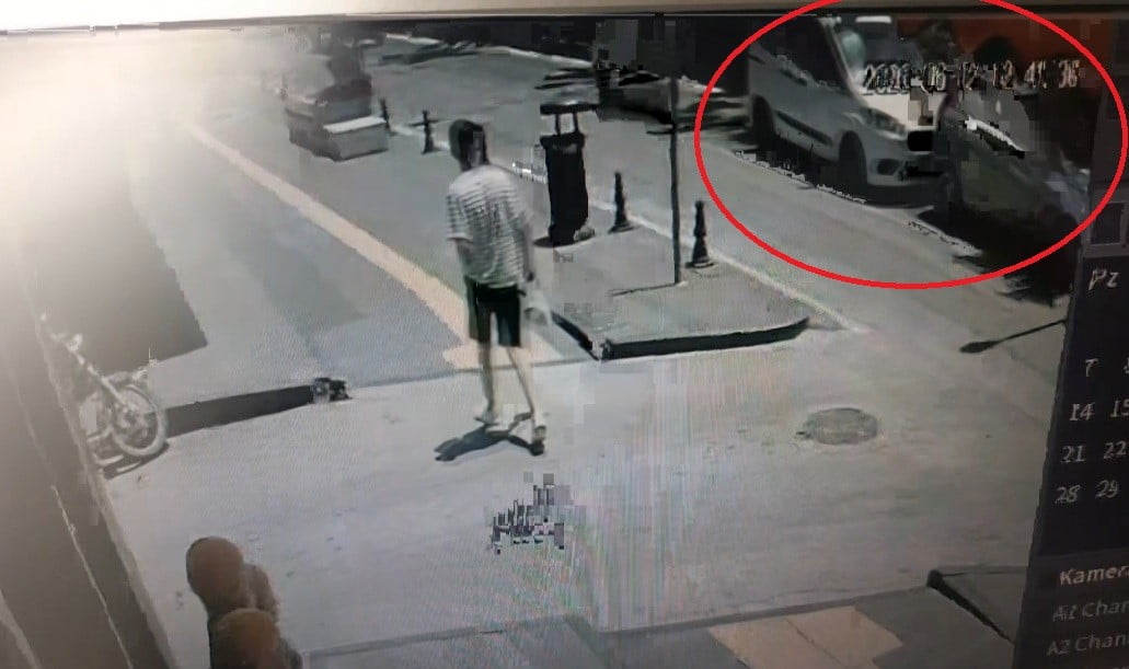 İBRAHİM SÖZEN CADDESİ'NDE İKİ HAFİF TİCARİ ARACIN ÇARPIŞMASI SONUCU MEYDANA GELEN KAZADA ŞANS...