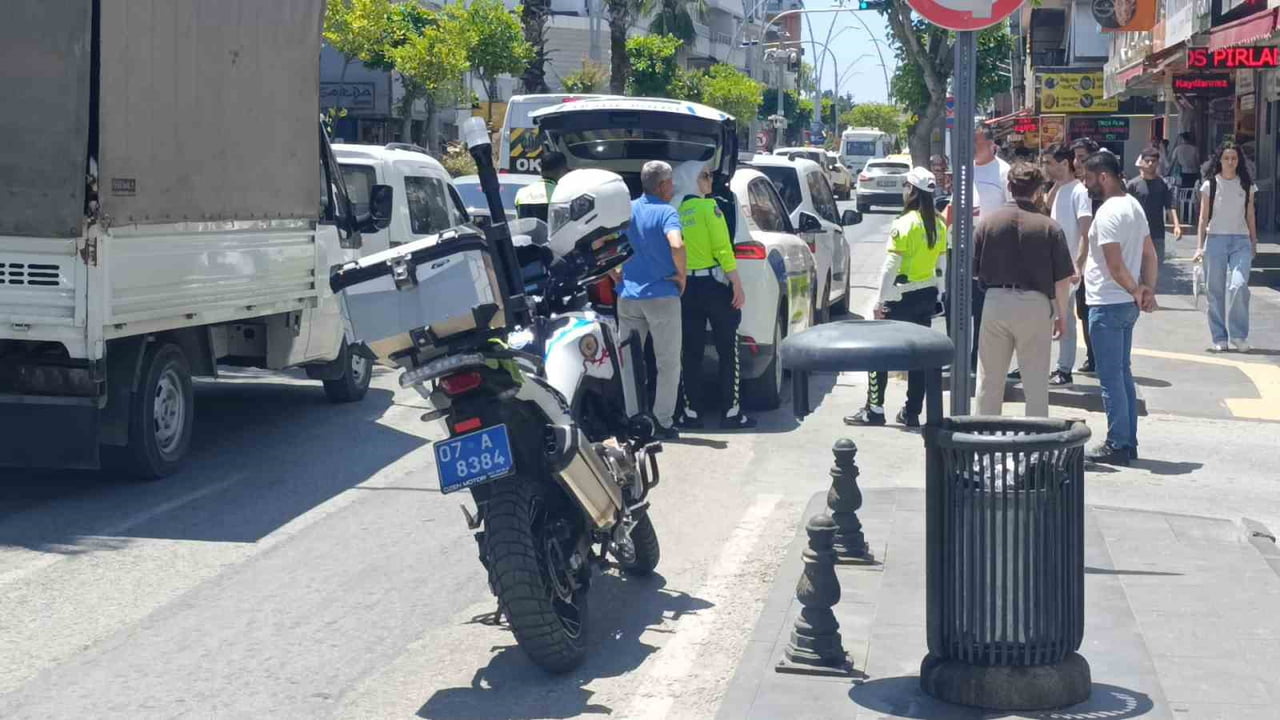 İBRAHİM SÖZEN CADDESİ'NDE İKİ HAFİF TİCARİ ARACIN ÇARPIŞMASI SONUCU MEYDANA GELEN KAZADA ŞANS...