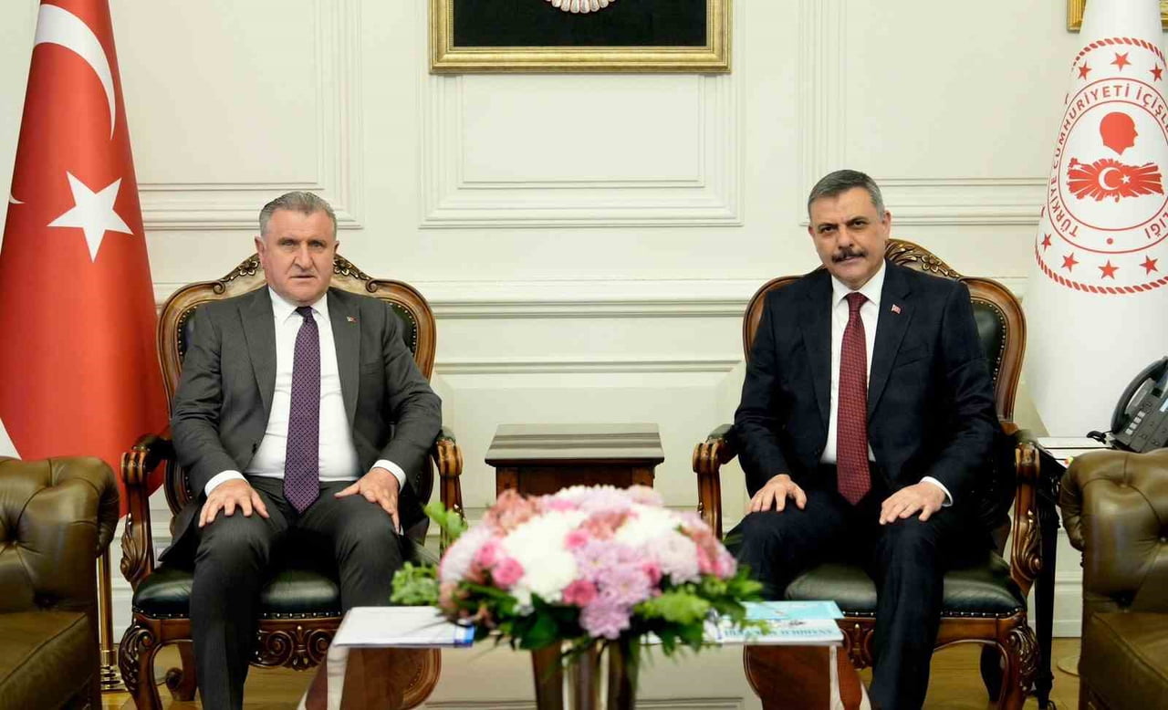 İÇİŞLERİ BAKANI MUSTAFA ÇİFTÇİ, GENÇLİK VE SPOR BAKANI OSMAN AŞKIN BAK İLE BAKANLIKTA BİR ARAYA...