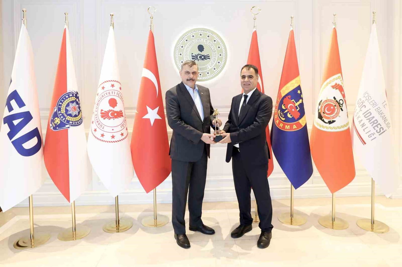 İÇİŞLERİ BAKANI MUSTAFA ÇİFTÇİ, TÜRKİYE HABER KAMERAMANLARI DERNEĞİ BAŞKANI ZİHNİ OĞUZ AKIN VE...