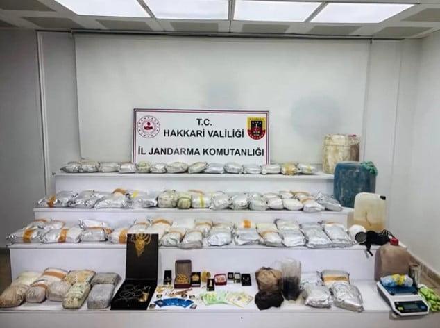 İÇİŞLERİ BAKANLIĞI, HAKKARİ'DE UYUŞTURUCU MADDE İMALATI VE TİCARETİ YAPAN ŞÜPHELİLERE YÖNELİK...