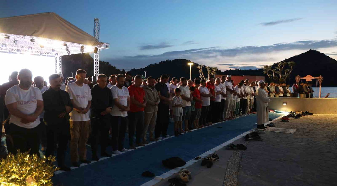 İÇMELER’DE BULUNAN SİNPAŞ RESERVE SAHİLİ’NDE DÜZENLENEN ETKİNLİKTE YÜZLERCE TATİLCİ, ÖNCE SABAH...