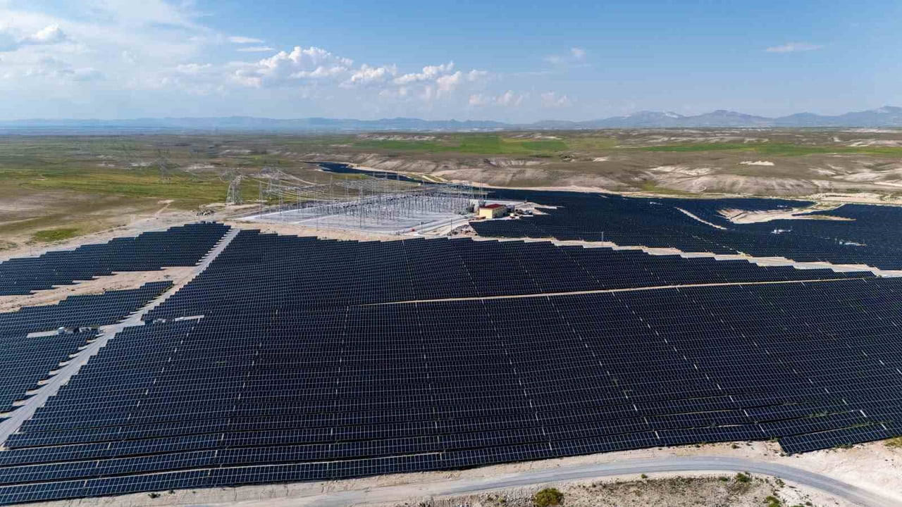 İGA İSTANBUL HAVALİMANI’NIN ESKİŞEHİR’DEKİ GÜNEŞ ENERJİSİ SANTRALİ (GES), 220 MİLYON EURO YATIRIM...