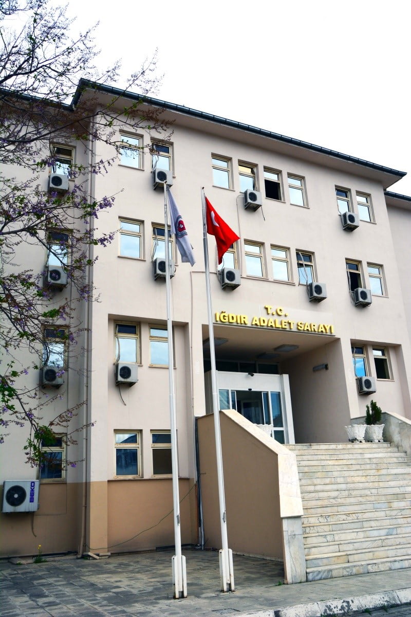 IĞDIR'DA İKİ TRAFİK POLİSİNİN BİR VATANDAŞI DARBETTİĞİ İDDİASIYLA GÜNDEME GELEN GÖRÜNTÜLERLE...