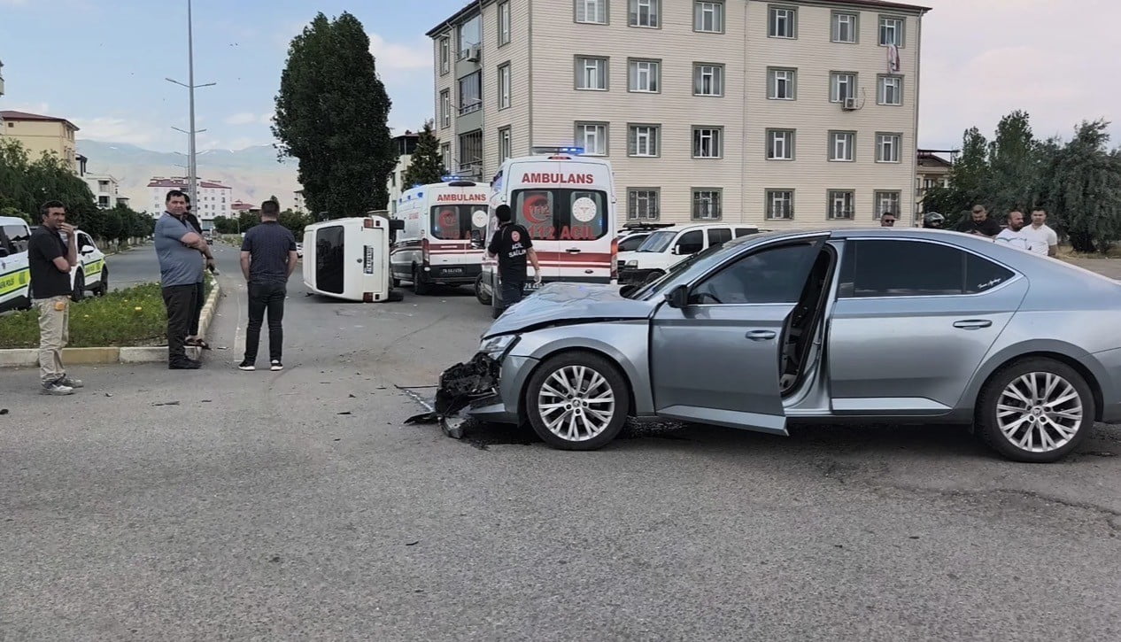 IĞDIR'DA TAKSİ İLE HAFİF TİCARİ ARACIN ÇARPIŞTIĞI KAZADA 4 KİŞİ HAFİF YARALANDI.