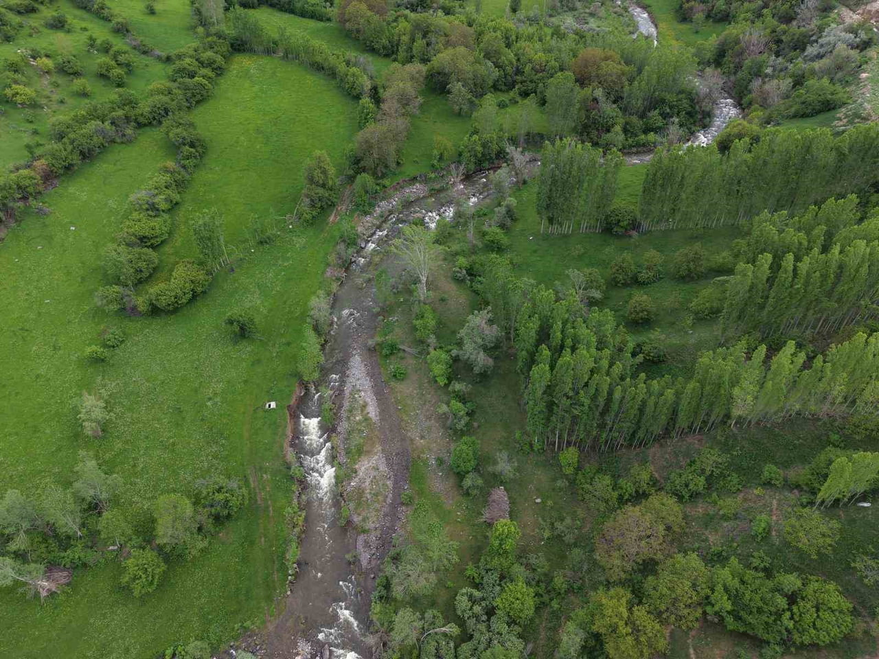 IĞDIR’IN TUZLUCA İLÇESİNE BAĞLI EKEREK KÖYÜ, İÇİNDEN GEÇEN SU KAYNAKLARI, YEMYEŞİL DOĞASI VE...