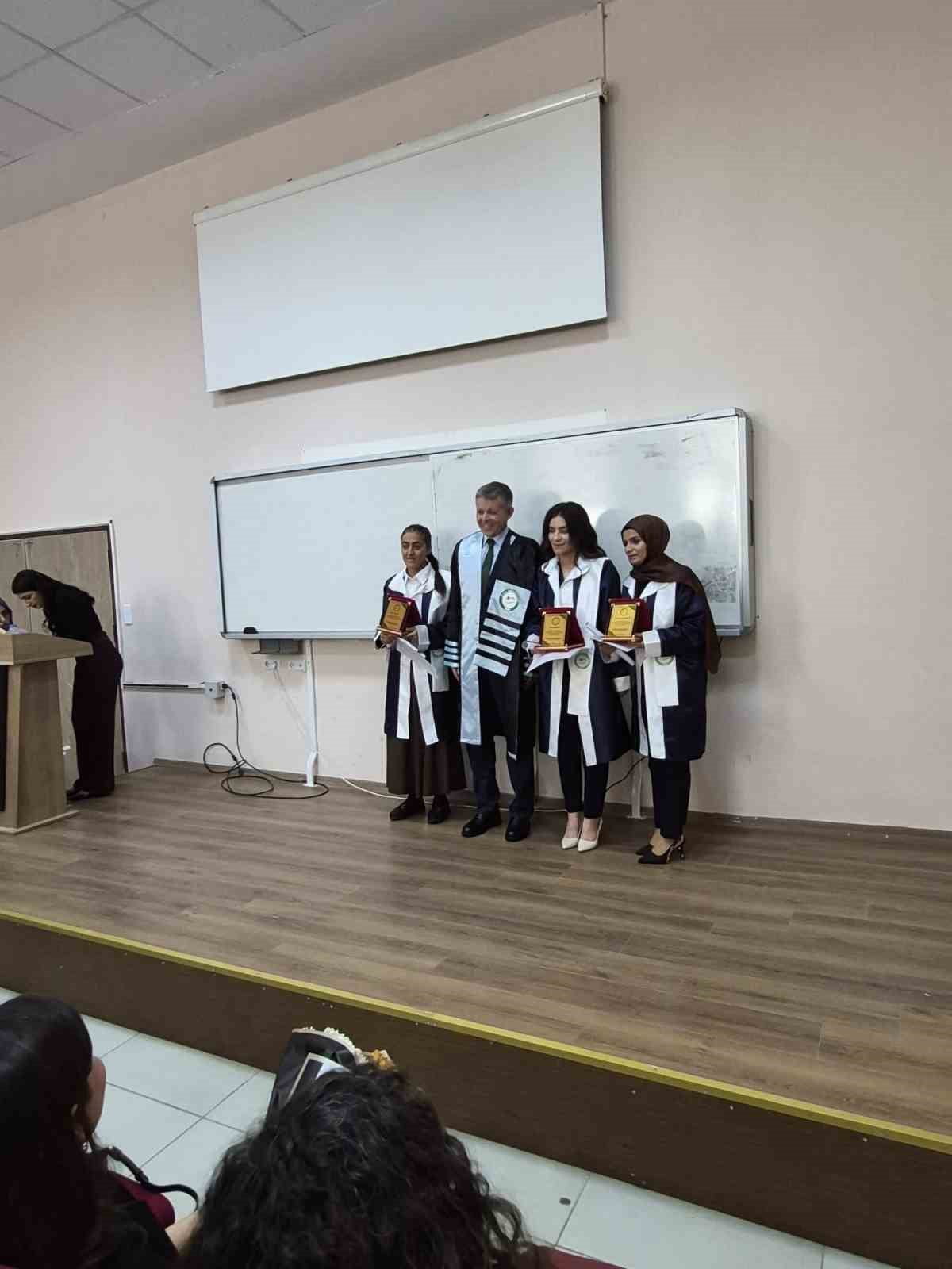 IĞDIR ÜNİVERSİTESİ, TÜRK DİLİ VE EDEBİYATI BÖLÜMÜ MEZUNLARINI PLAKET VE BELGELERLE...
