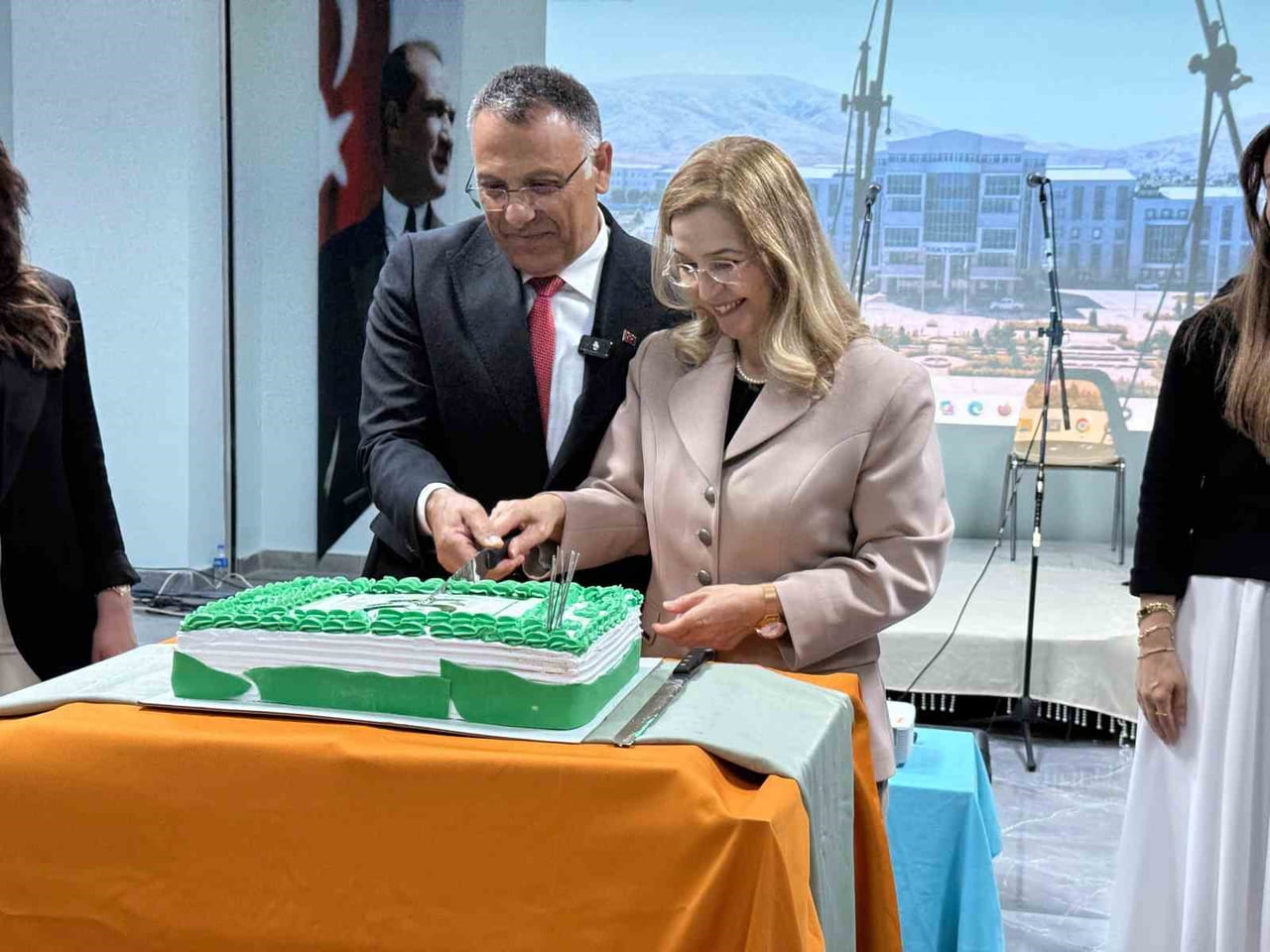 IĞDIR ÜNİVERSİTESİNDE ÜÇLÜ KUTLAMA: 18. KURULUŞ YILI, BAYRAMLAŞMA VE REKTÖR GÜREL’İN BİRİNCİ YILI...