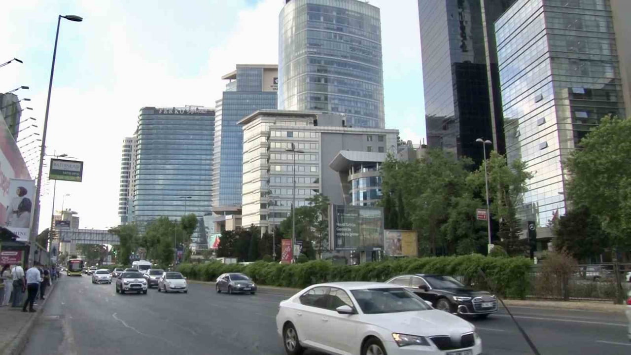 İHLAS HABER AJANSI EKİBİ İSTANBUL’DA HER GEÇEN GÜN DAHA DA İÇİNDEN ÇIKILMAZ BİR HAL ALAN TRAFİK...