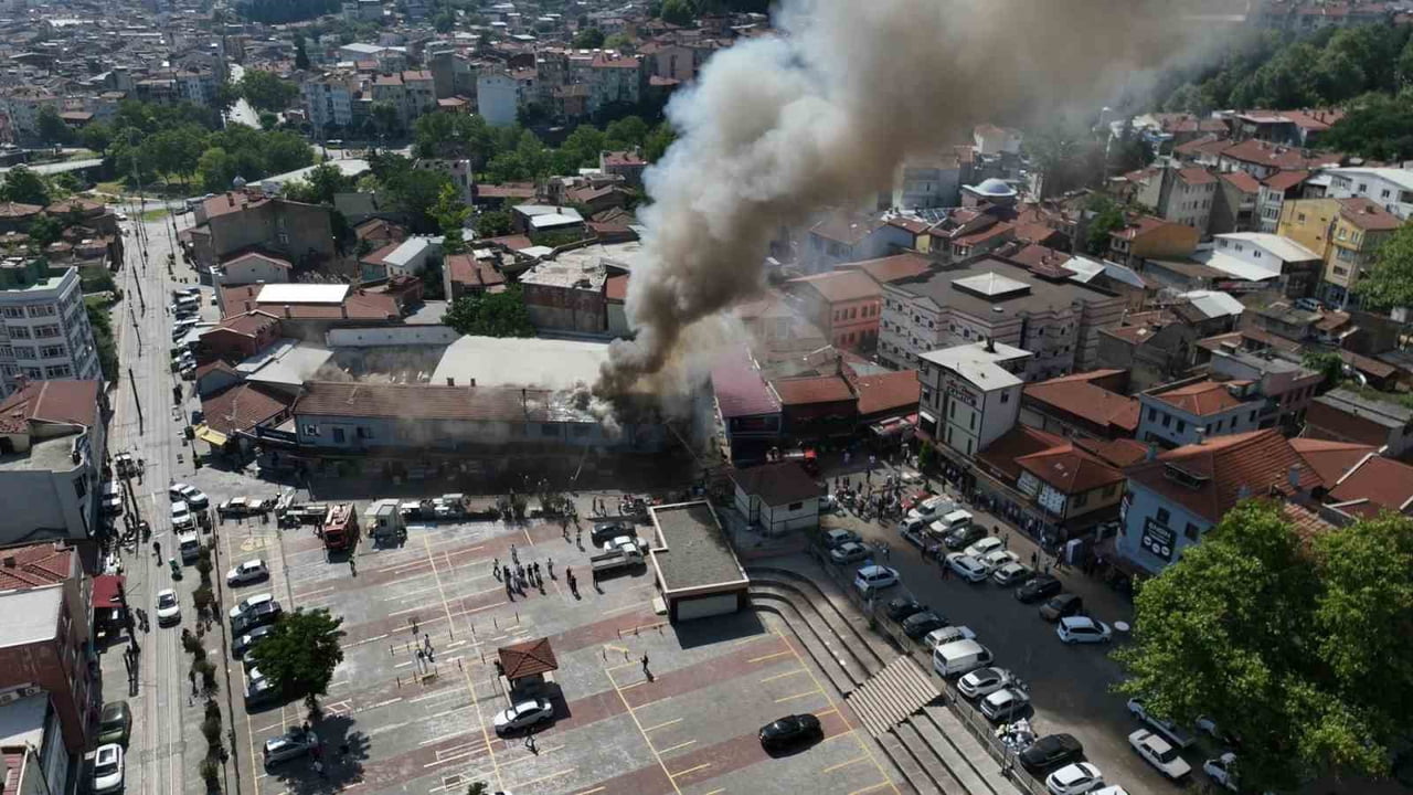 İKİNCİ EL MOBİLYA SATAN İŞ YERİNDE ÇIKAN YANGIN ÇATIYA SIÇRADI. BURSA'NIN BİRÇOK YERİNDEN GÖRÜNEN...