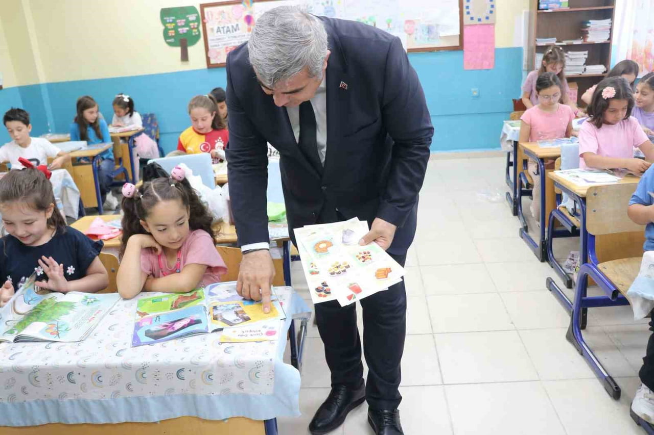 İL MİLLİ EĞİTİM MÜDÜRÜ MİRAÇ SÜNNETCİ İHSANİYE ATATÜRK İLKOKULU’NU ZİYARET EDEREK ÇOCUKLARA YAZ...