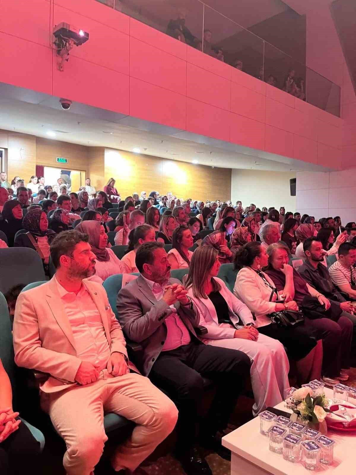 İL MÜDÜRÜ İLHAN, KORUYUCU AİLE ÇOCUĞUNUN HEYECANINA ORTAK OLDU