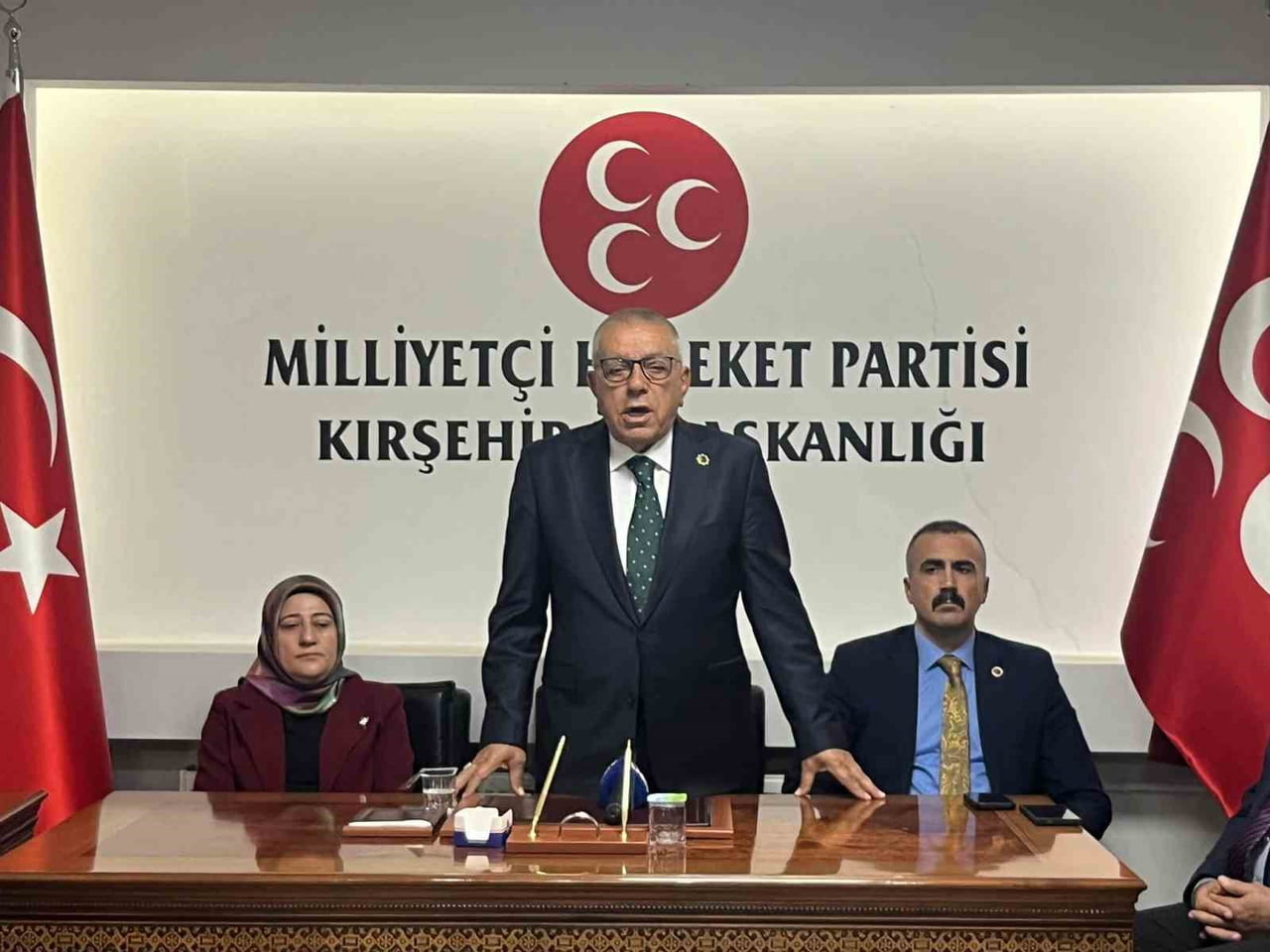İL VE İLÇE BAŞKANI GÖREVİ BIRAKIYOR. SAĞDAKİ İLÇE BAŞKANI YASİN BEKTAŞ ORTADAKİ İL BAŞKANI ARİF...