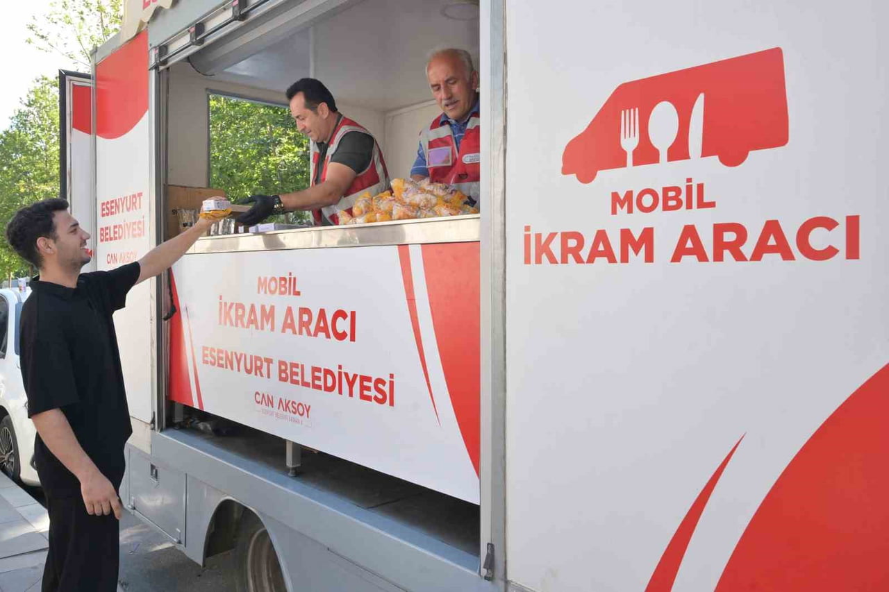 İLÇE GENELİNDE SINAV YAPILAN OKULLARDA GÖREV ALAN BELEDİYE EKİPLERİ, HEM İKRAM HİZMETLERİ SUNDU...