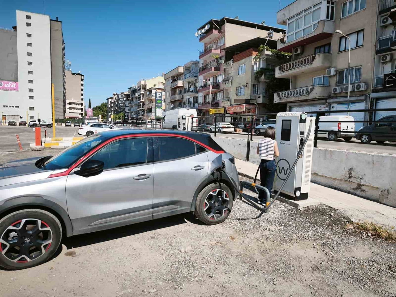 İLÇEDEKİ ATIL ALANLARI OTOPARKA DÖNÜŞTÜREREK HİZMETE AÇAN EFELER BELEDİYESİ, YENİ NESİL ULAŞIM...