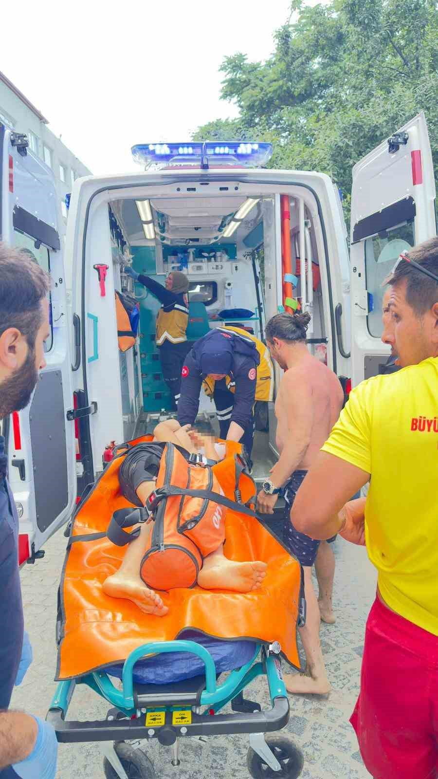 İLK MÜDAHALESİ OLAY YERİNDE YAPILAN ÇOCUK, AMBULANSLA ÇEVREDEKİ ÖZEL BİR HASTANEYE KALDIRILARAK...