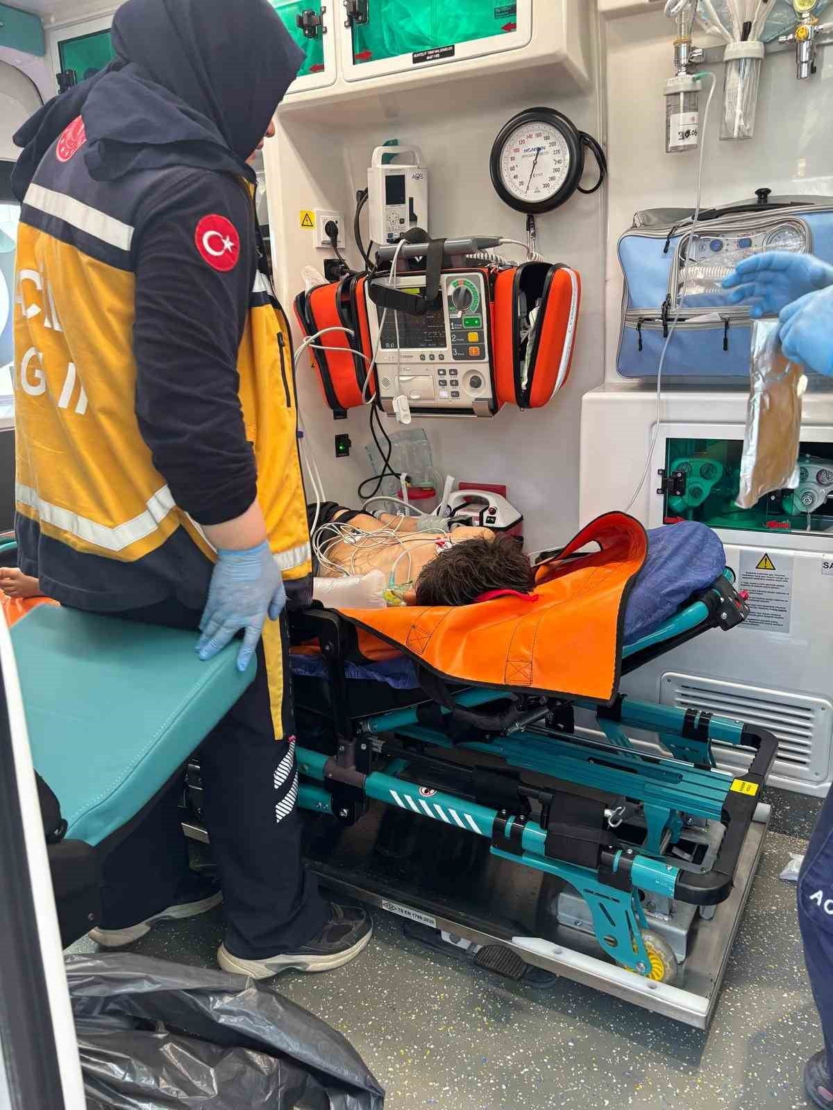 İLK MÜDAHALESİ OLAY YERİNDE YAPILAN ÇOCUK, AMBULANSLA ÇEVREDEKİ ÖZEL BİR HASTANEYE KALDIRILARAK...