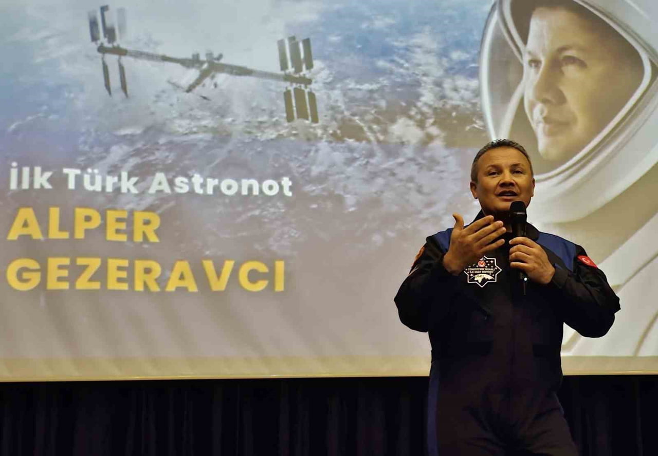 İLK TÜRK ASTRONOT ALPER GEZERAVCI, ŞEHİT PROF. DR. İLHAN VARANK ANADOLU İMAM HATİP LİSESİ'NDE...