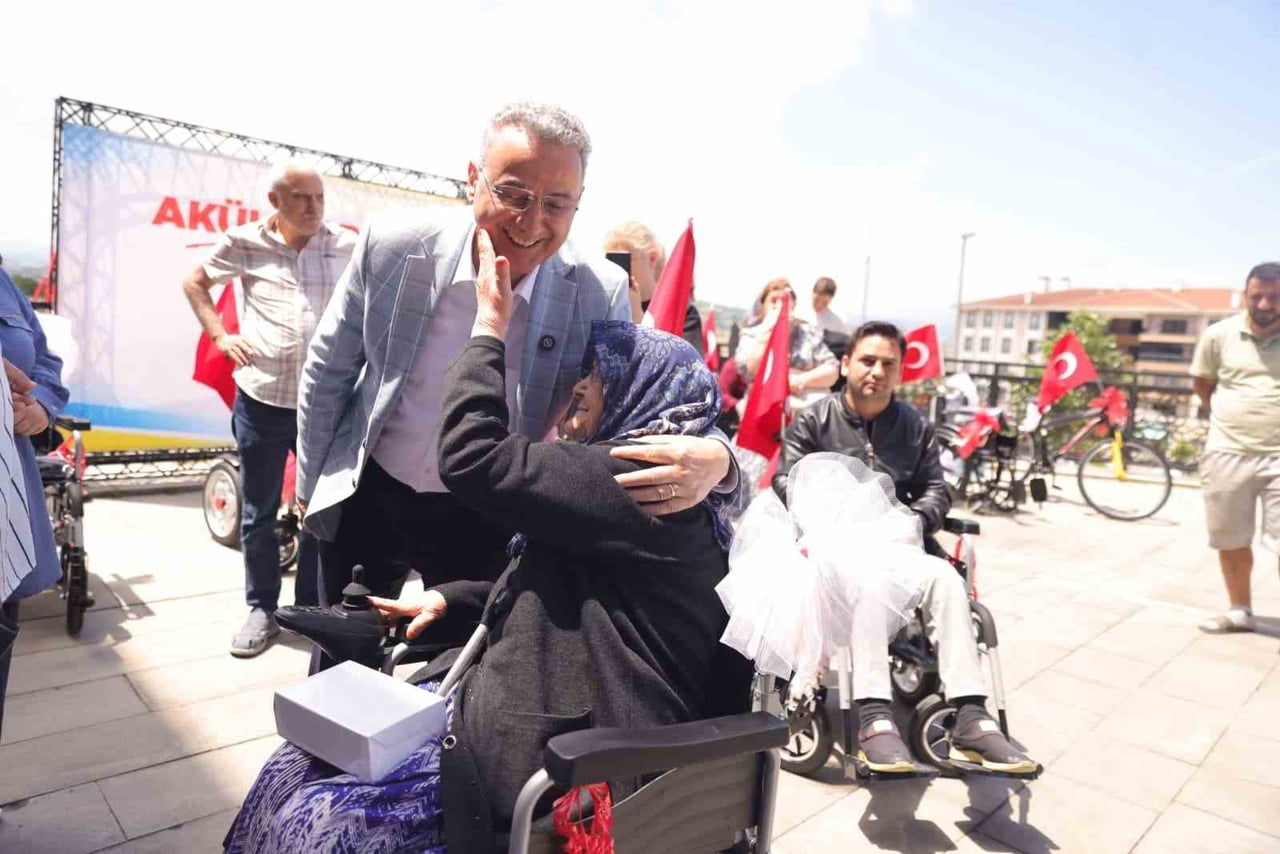 İLKADIM BELEDİYE BAŞKANI İHSAN KURNAZ, HAYIRSEVERLER TARAFINDAN ALINAN TEKERLEKLİ SANDALYE VE...