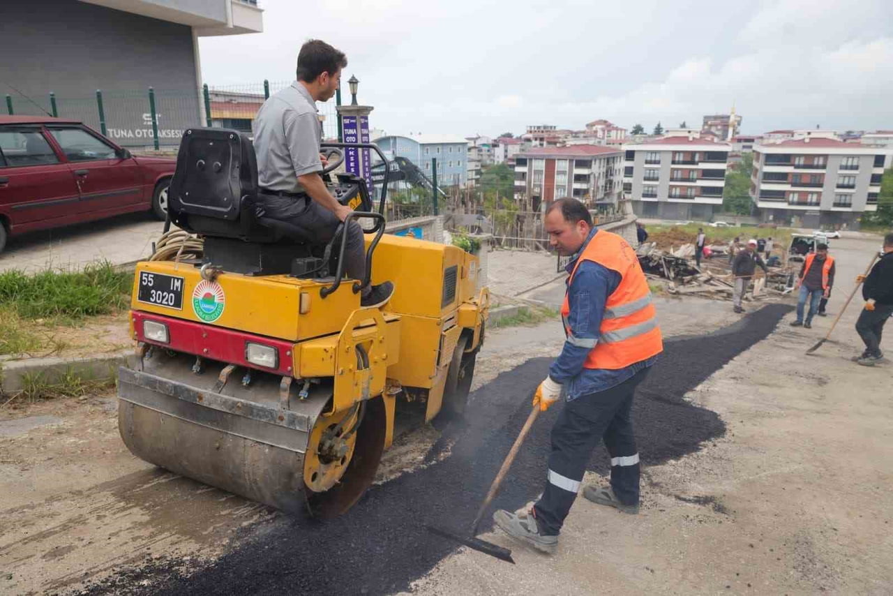 İLKADIM İLÇESİNDE BELEDİYE EKİPLERİ, BOZULMALAR NEDENİYLE SÜRÜŞ GÜVENLİĞİNİ OLUMSUZ ETKİLEYEN...