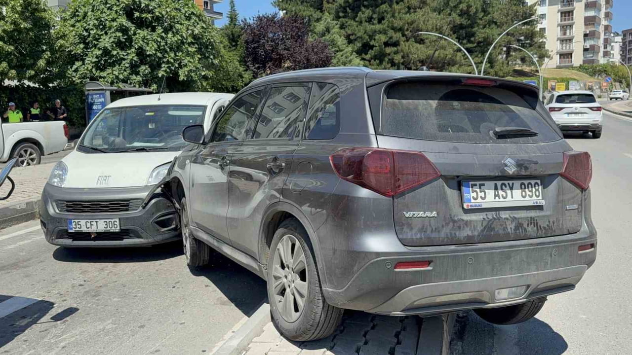İLKADIM İLÇESİNDE KONTROLDEN ÇIKARAK KARŞI ŞERİDE GEÇEN SUV İLE HAFİF TİCARİ ARACIN ÇARPIŞTIĞI...