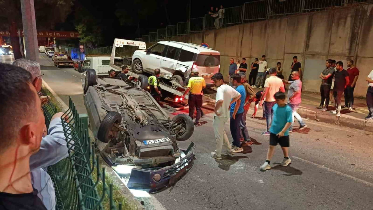 İLKADIM İLÇESİNDE SÜRÜCÜSÜNÜN DİREKSİYON HAKİMİYETİNİ KAYBETTİĞİ OTOMOBİL, YOL KENARINDA PARK...